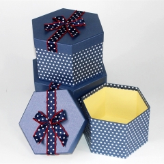 Boîte cadeau hexagonale personnalisée avec ruban pour l'engagement