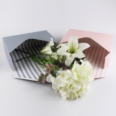Boîte de cadeau grise pour fleuriste