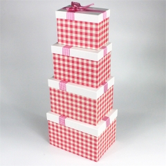 Jolie boîte d'emballage à carreaux rose avec couvercle et ruban pour cadeau