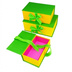 Boîte de cadeau de papier de forme de livre adaptée aux besoins du client réglée avec la fermeture magnétique, arc