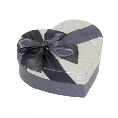 Boîte-cadeau de luxe en carton en forme de coeur avec ruban d'emballage pour rose