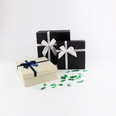 Boîte-cadeau carrée en carton de luxe avec noeud papillon pour la datation