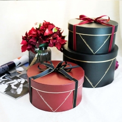 Boîte à fleurs ronde en papier de style simple avec ruban pour la Saint-Valentin
