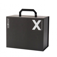 Boîte en carton de luxe avec valise noire et poignée