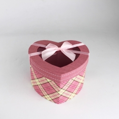 boîte en carton rose avec noeud pour mariage