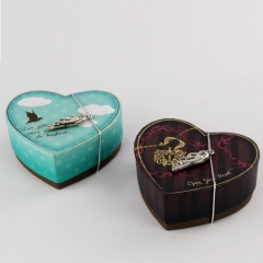 boîte en carton de sucrerie en forme de coeur avec les pièces en métal pour le mariage